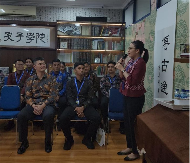 警察學員用漢語進行自我介紹 ?；顒又鬓k方供圖