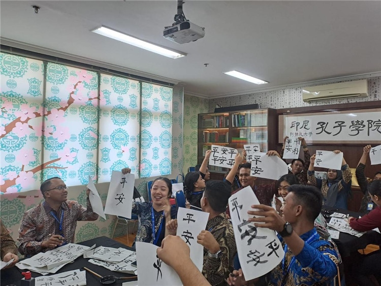 警察學員們展示書法學習成果。活動主辦方供圖