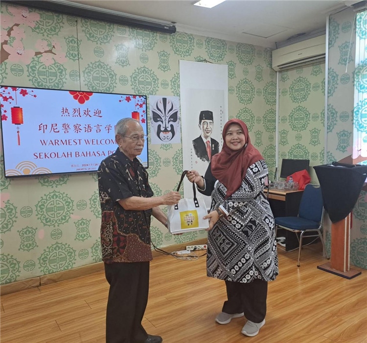 拉哈尤·蘇珊蒂與穆尼交換禮品?；顒又鬓k方供圖