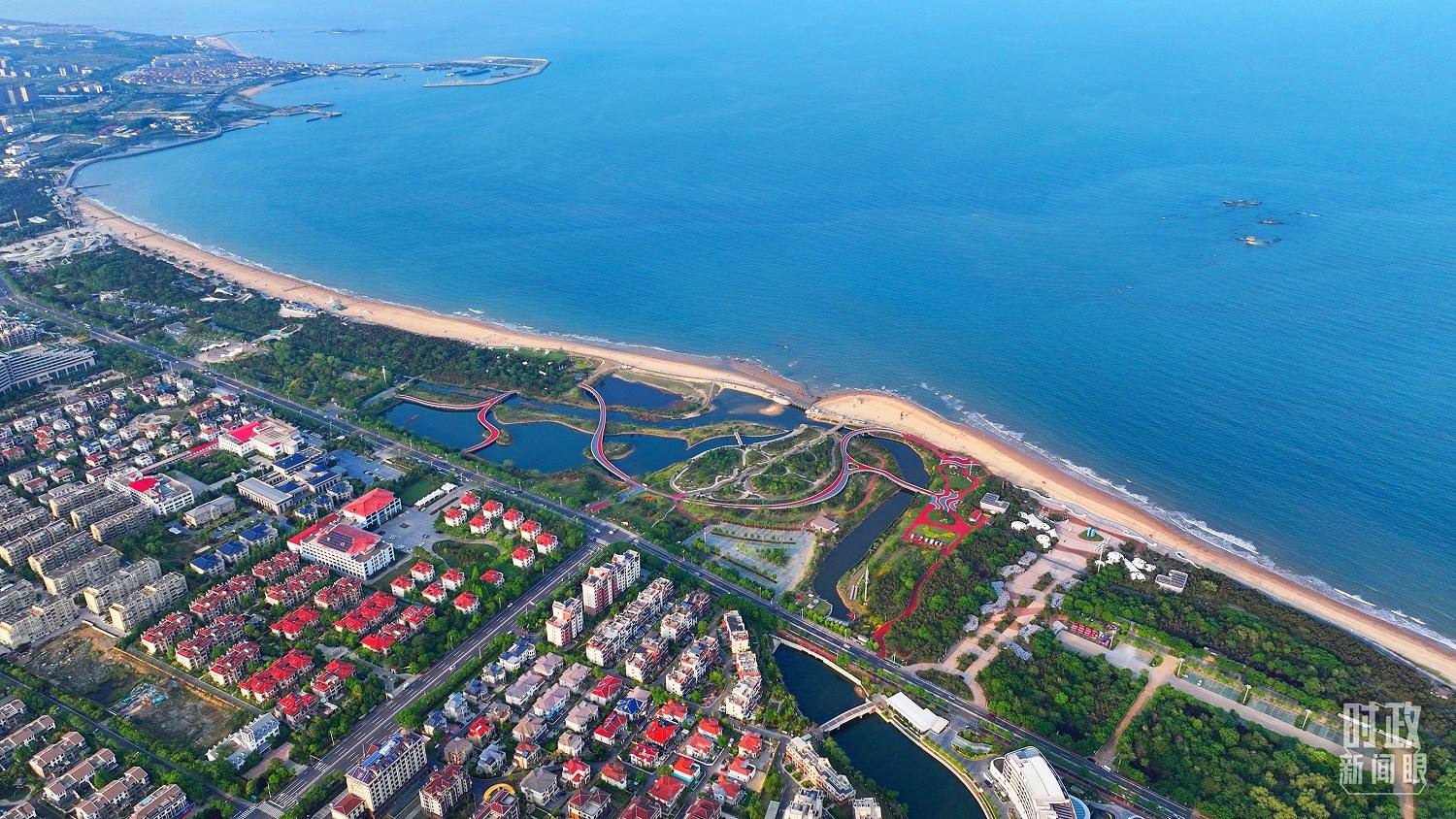 △日照市陽(yáng)光海岸綠道。近年來(lái)，日照市對(duì)沿海裸露場(chǎng)地及岸線破損處進(jìn)行生態(tài)修復(fù)，建成約28公里的陽(yáng)光海岸綠道，為市民和游客提供了運(yùn)動(dòng)休閑好去處。（總臺(tái)央視記者范凱拍攝）