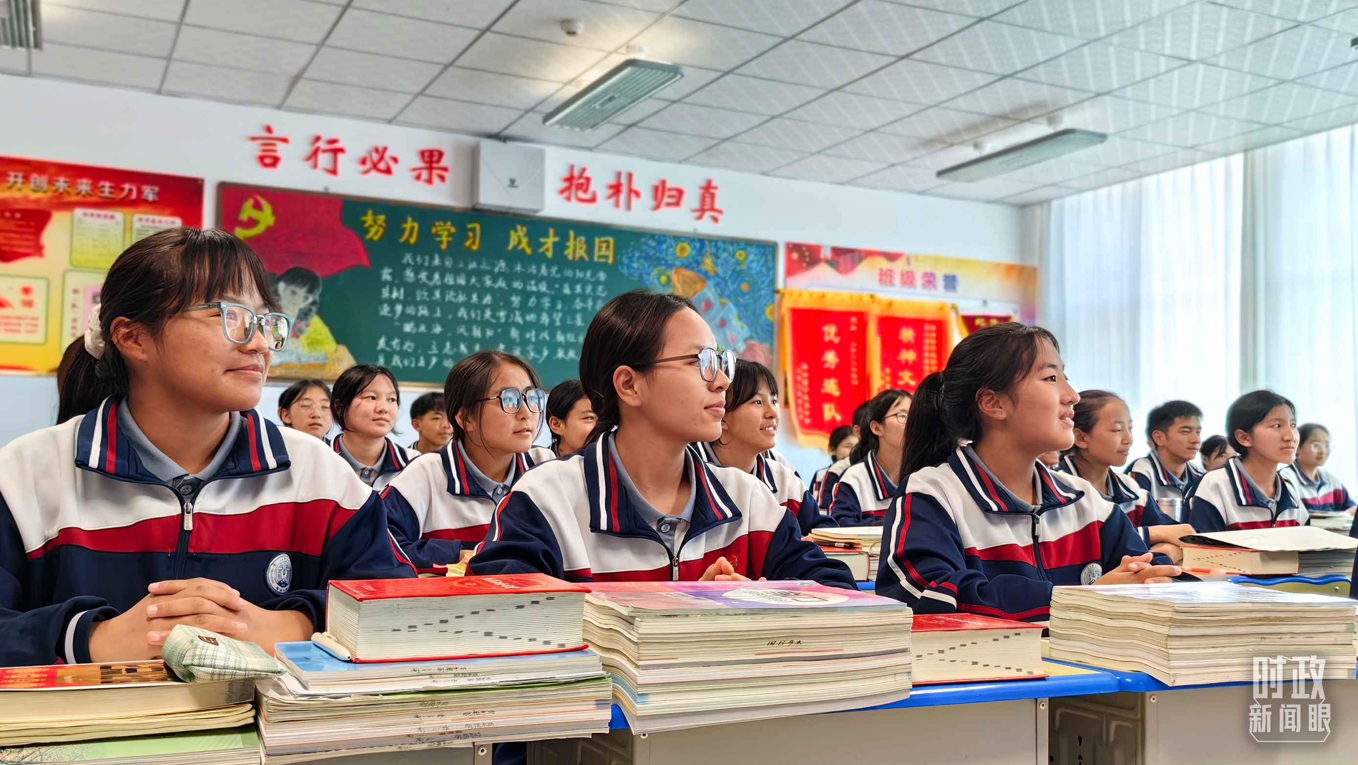 △果洛西寧民族中學(xué)高一（1）班的“新時(shí)代、新家鄉(xiāng)”主題思政課。（總臺(tái)央視記者段德文拍攝）