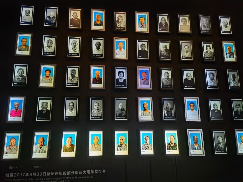 侵華日軍南京大屠殺遇難同胞紀(jì)念館內(nèi)的幸存者照片墻局部。新華社記者邱冰清 攝