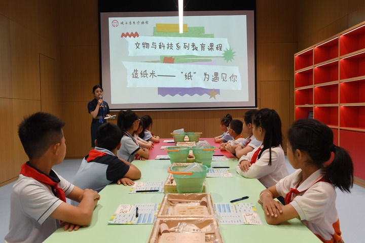 2024年5月18日，小學(xué)生在陜西歷史博物館秦漢館參加“文物與科技”系列教育課程。新華社記者 李一博 攝