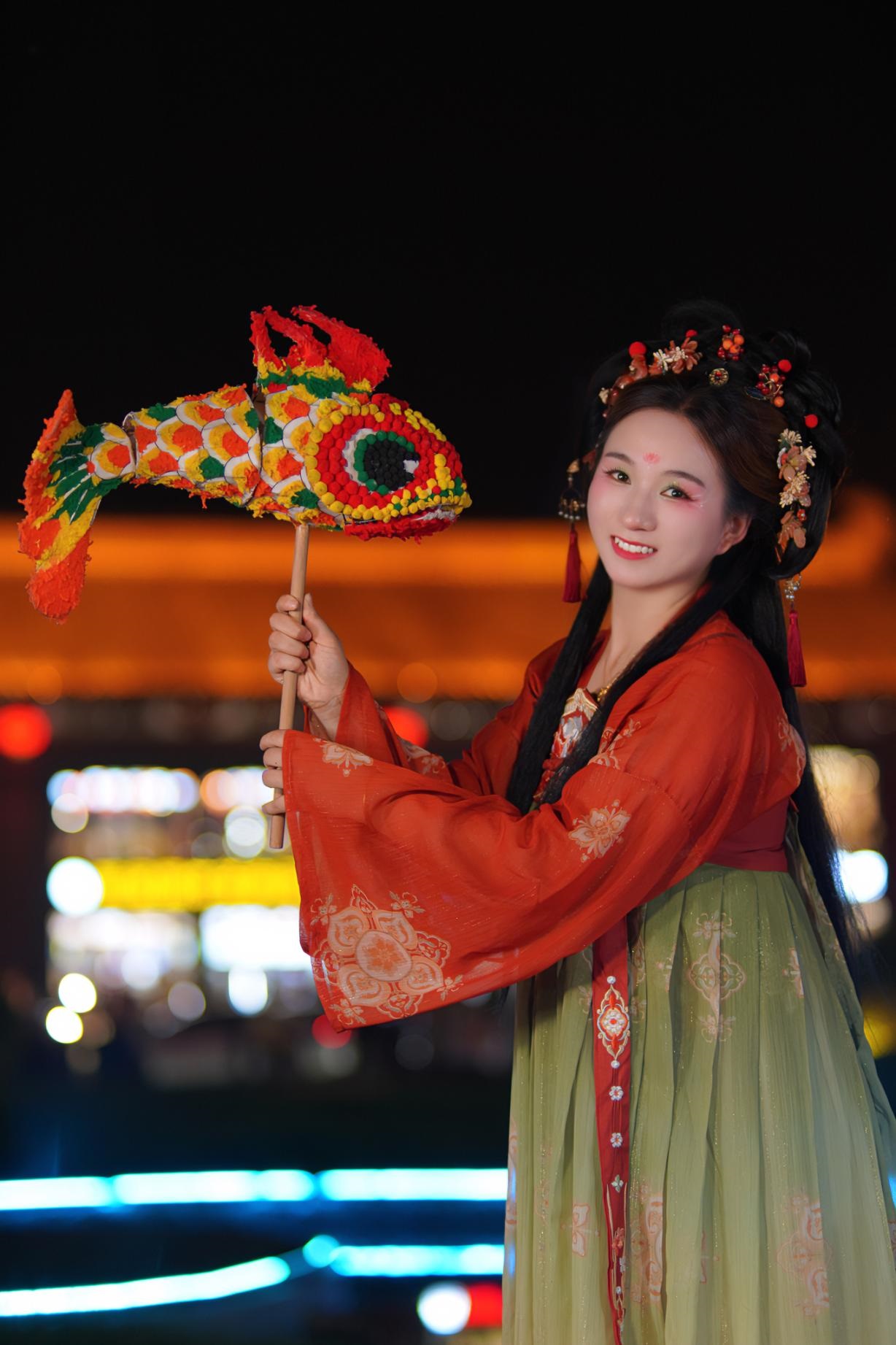 游客身穿漢服漫步在西安大唐不夜城。受訪者供圖