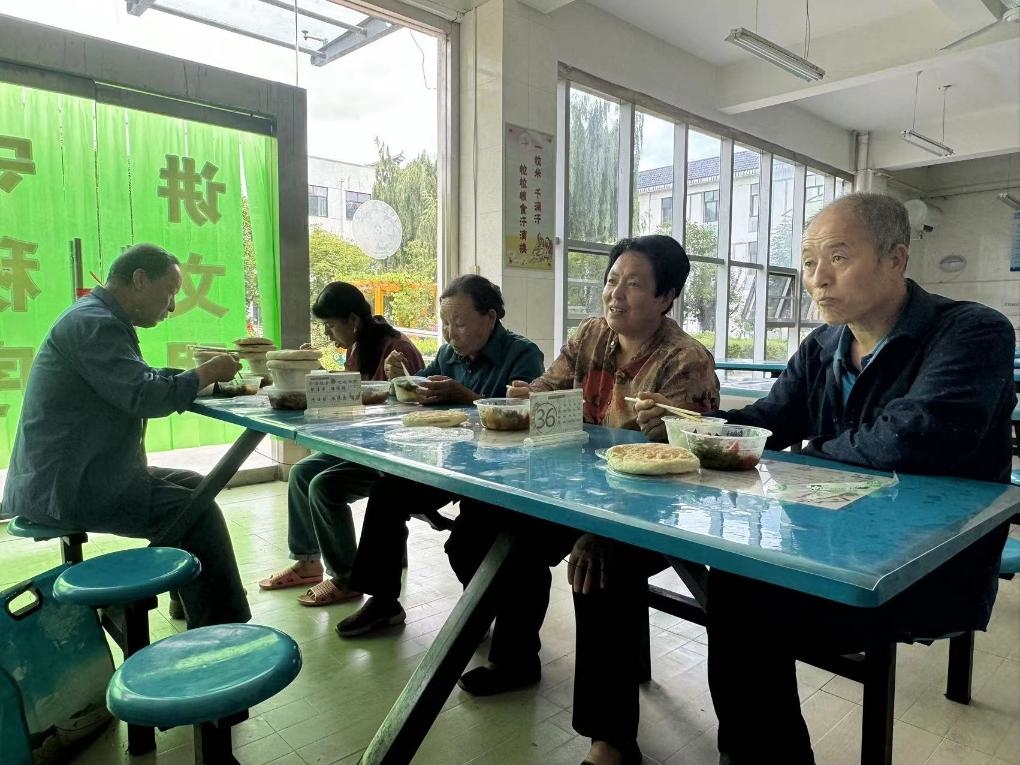 圖為鳳縣河口鎮(zhèn)中心小學(xué)臨時安置點(diǎn)內(nèi)正在吃飯的受災(zāi)群眾。新華社記者 劉彤 攝