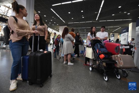 7月19日，受影響航班的旅客在巴西首都巴西利亞機場等待。新華社發(fā)（盧西奧·塔沃拉 攝）
