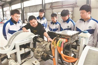 河北省威縣職業(yè)技術(shù)教育中心老師正在為學生講解電動汽車數(shù)字技術(shù)。新華社記者 朱旭東攝