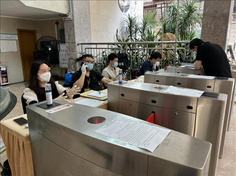 廣州市越秀區(qū)教育局現(xiàn)場審核返區(qū)生辦理材料，采用“提前網(wǎng)上預約、現(xiàn)場分批辦理”的方式進行。廣州市越秀區(qū)教育局供圖