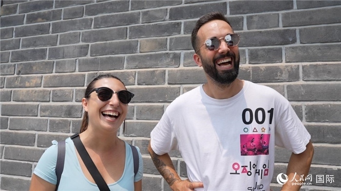 圖為西班牙籍游客塔瑪拉·魯伊斯·查莫羅（左）和馬克·普拉達·巴約納（右）。人民網(wǎng)記者 吳超嵐攝