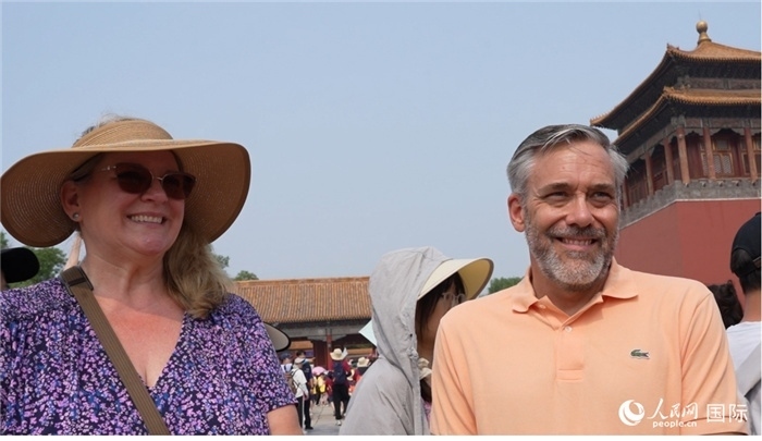 圖為來自美國拉斯維加斯的游客格雷琴·拉森 （Gretchen Larsen）（左）和她的丈夫埃里克·拉森（Eric Larsen）（右）。人民網(wǎng)記者 吳超嵐攝