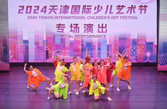 7月22日，來自俄羅斯的舞蹈團(tuán)演員在藝術(shù)節(jié)上展演。新華社記者 趙子碩 攝