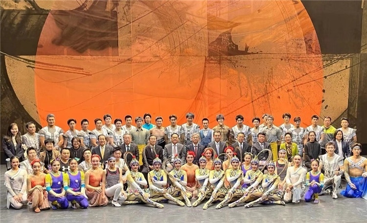 4月12日，中國(guó)人民對(duì)外友好協(xié)會(huì)會(huì)長(zhǎng)楊萬明、駐日大使吳江浩及來自36國(guó)70位駐日使節(jié)代表等現(xiàn)場(chǎng)觀看中國(guó)雜技團(tuán)東京公演。中國(guó)人民對(duì)外友好協(xié)會(huì)供圖