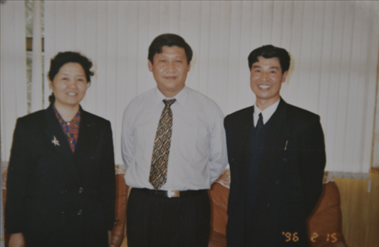 1996年2月，時任福建省委副書記、福州市委書記的習近平與從空軍引進的廈航飛行員劉子義(右一)、劉子義的妻子趙亞林（左一）在福州的合影。（廈門航空有限公司供圖）
