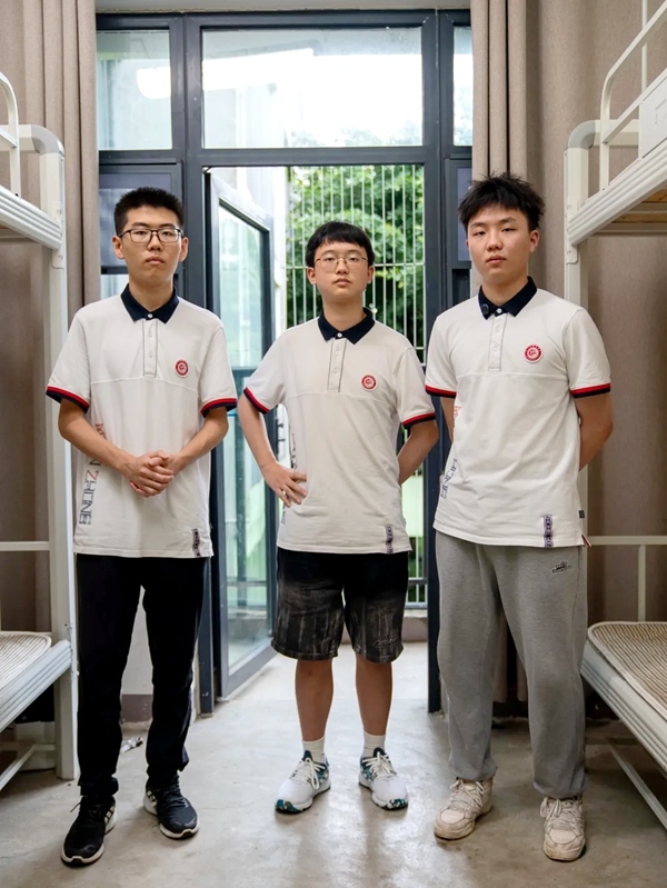 三名同學(xué)在宿舍合影。清華大學(xué)供圖
