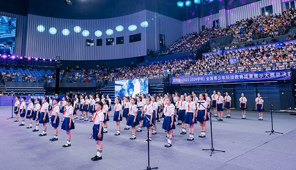 開幕式現(xiàn)場，學(xué)生們朗誦“科技強(qiáng)國 未來有我” 。主辦方供圖