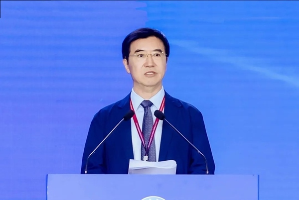 杜玉波在第八屆產(chǎn)教融合發(fā)展大會(huì)上作主旨報(bào)告。中國(guó)高等教育學(xué)會(huì)供圖