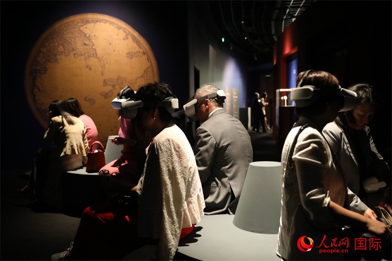 嘉賓在展覽“傳奇之旅：馬可·波羅與絲綢之路上的世界”VR體驗(yàn)區(qū)參觀。人民網(wǎng) 殷韜攝