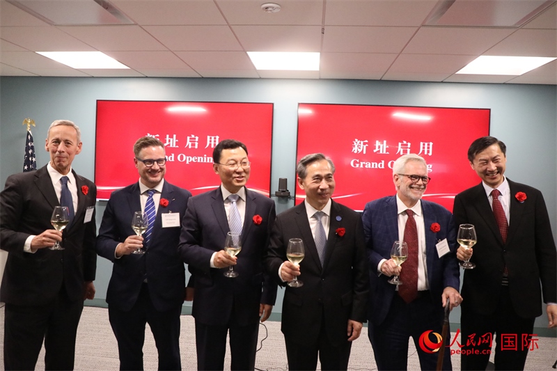 4、美中貿(mào)易全國(guó)委員會(huì)會(huì)長(zhǎng)克雷格·艾倫、美國(guó)商會(huì)高級(jí)副會(huì)長(zhǎng)傅瑞偉等美國(guó)工商界代表出席活動(dòng)。 人民網(wǎng)記者 李志偉攝