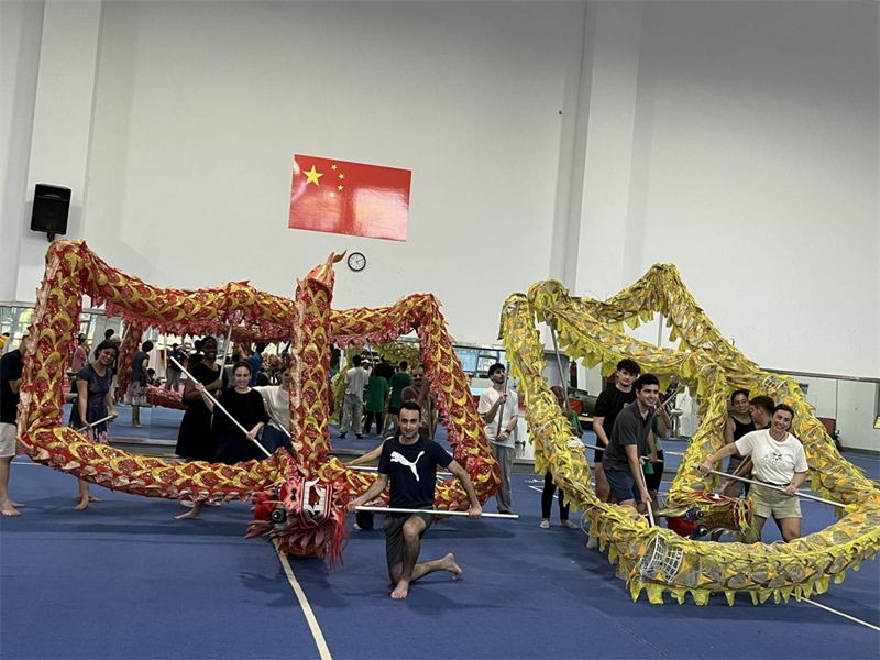 在中國(guó)和巴西共迎兩國(guó)建交50周年之際，巴西圣保羅州立大學(xué)孔子學(xué)院今年7月成功組織多批、近40名巴西青少年來(lái)華進(jìn)行短期訪問交流，圖為訪問團(tuán)成員在中國(guó)參加文化體驗(yàn)活動(dòng)。 巴西圣保羅州立大學(xué)孔子學(xué)院供圖