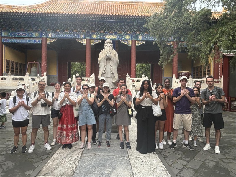 在中國(guó)和巴西共迎兩國(guó)建交50周年之際，巴西圣保羅州立大學(xué)孔子學(xué)院今年7月成功組織多批、近40名巴西青少年來(lái)華進(jìn)行短期訪問交流，圖為訪問團(tuán)成員參加文化體驗(yàn)活動(dòng)。 巴西圣保羅州立大學(xué)孔子學(xué)院供圖
