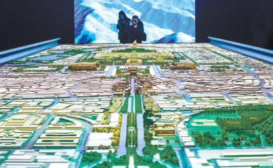 首都博物館“輝煌中軸”展廳內，十六米長的中軸線沙盤，配以立體投影技術，展現(xiàn)北京中軸線之壯美。 本報記者 武亦彬攝
