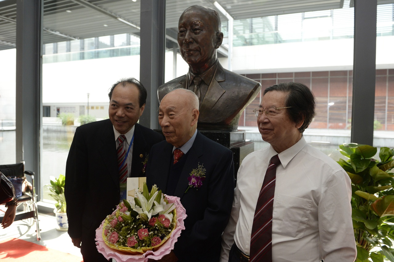 2014年7月31日，“寧波幫”代表人士李達三（中）在自己的塑像前留影。圖片來源：新華社