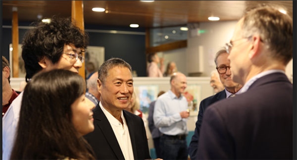 盧中見與嘉賓交流中國畫。許晉熙攝