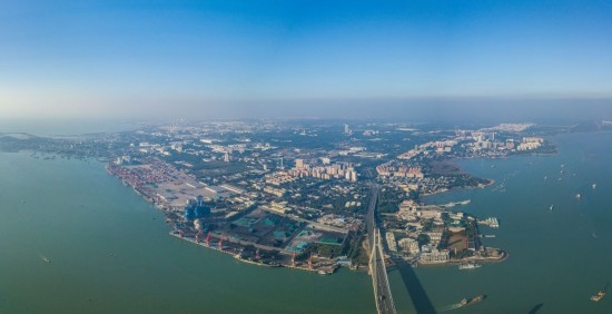 海南自貿(mào)港重點(diǎn)園區(qū)——洋浦經(jīng)濟(jì)開發(fā)區(qū)（2023年12月31日攝，無人機(jī)全景照片）。新華社記者 蒲曉旭 攝