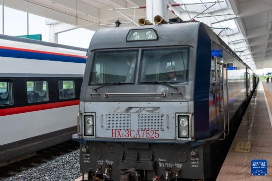 8月5日，由老撾籍火車司機獨立駕駛的滿載貨物的列車駛出中老鐵路萬象站。新華社發(fā)（凱喬 攝）