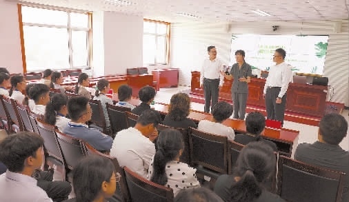 圖③：干警以表演節(jié)目的形式宣傳保護生態(tài)環(huán)境的法律法規(guī)。