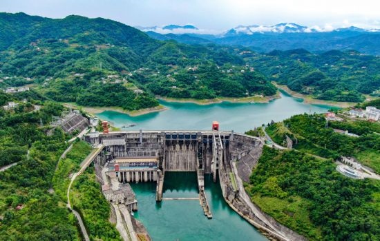 這是陜西安康水電站大壩（2024年6月21日攝，無人機(jī)照片）。新華社記者 蔡湘鑫 攝