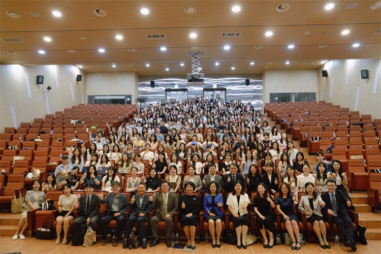 8月5日，第十一屆在韓國際中文教育志愿者崗中培訓(xùn)舉行開班儀式。圖為活動現(xiàn)場合影。 教育部中外語言交流合作中心供圖