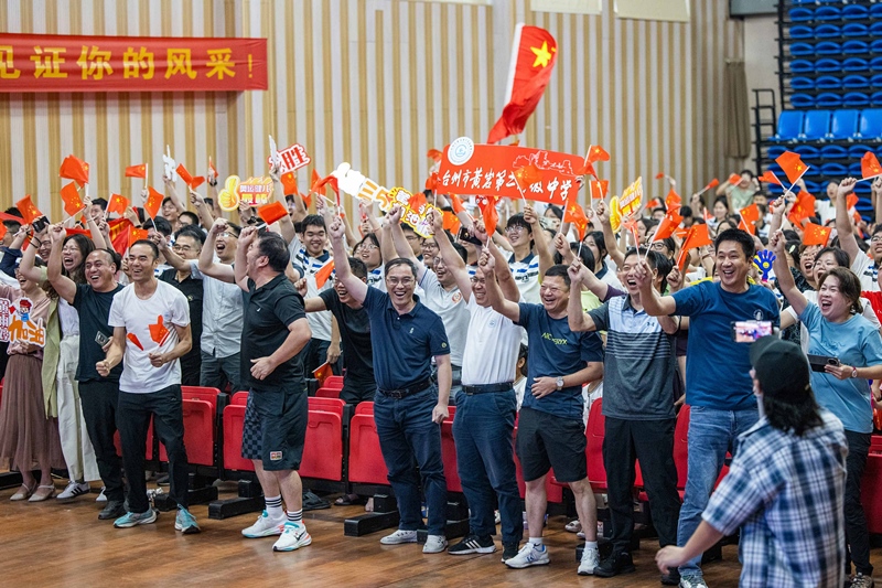 北京時間7月27日，2024年巴黎奧運會首個比賽日，在射擊10米氣步槍混合團體比賽中，中國選手黃雨婷/盛李豪獲得金牌。圖為黃雨婷的母校師生們通過收看奧運直播的方式為她加油助威。