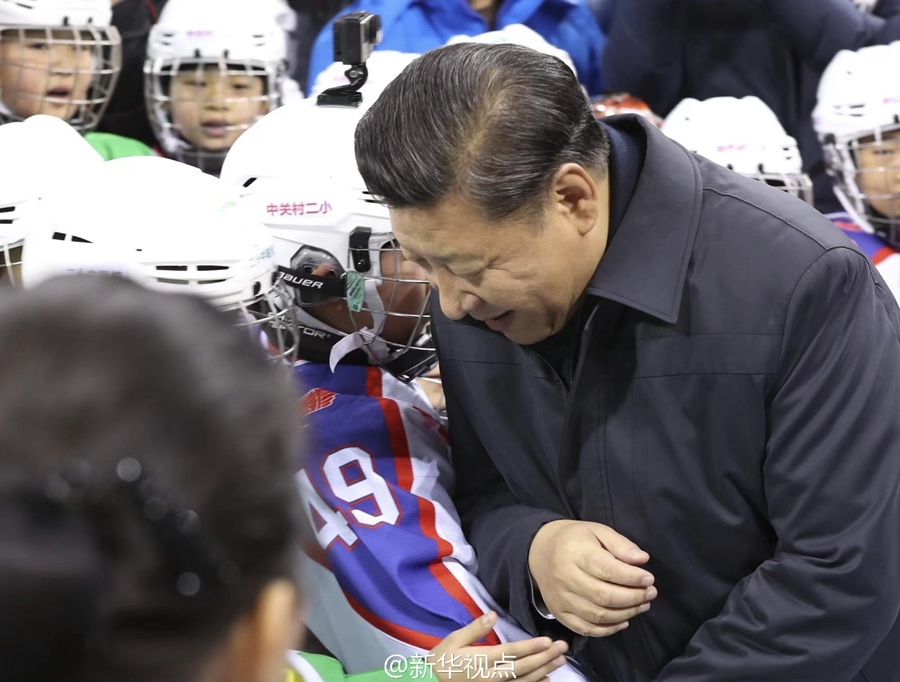 2017年2月24日，習近平總書記在北京五棵松體育中心考察時同青少年冰球愛好者“撞肩”，表示相互問候。新華社記者 丁林 攝