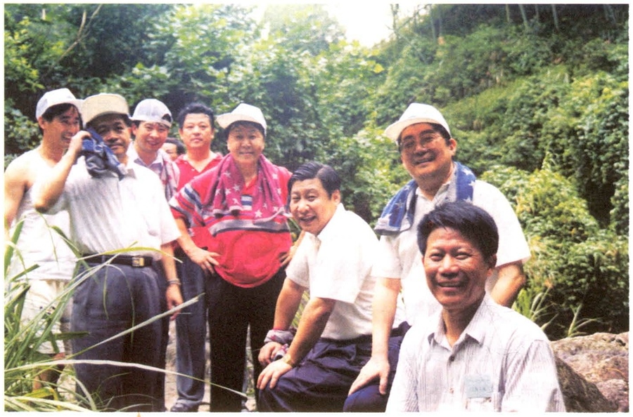 1999年6月，習近平在福州森林公園參加紀念毛主席“發(fā)展體育運動，增強人民體質(zhì)”題詞47周年登山健身活動。（資料照片，來源：《習近平在福建》（下））