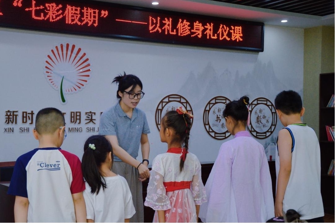曲阜市小雪街道如意社區(qū)新時(shí)代文明實(shí)踐站以禮修身禮儀課。謝婉瑩 攝