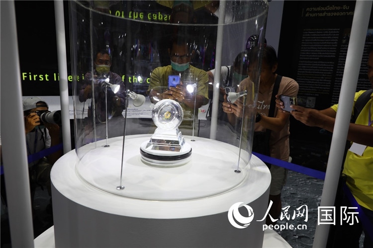 “嫦娥五號”探測器從月球帶回的月球樣品在泰國展出。人民網(wǎng)記者簡承淵攝