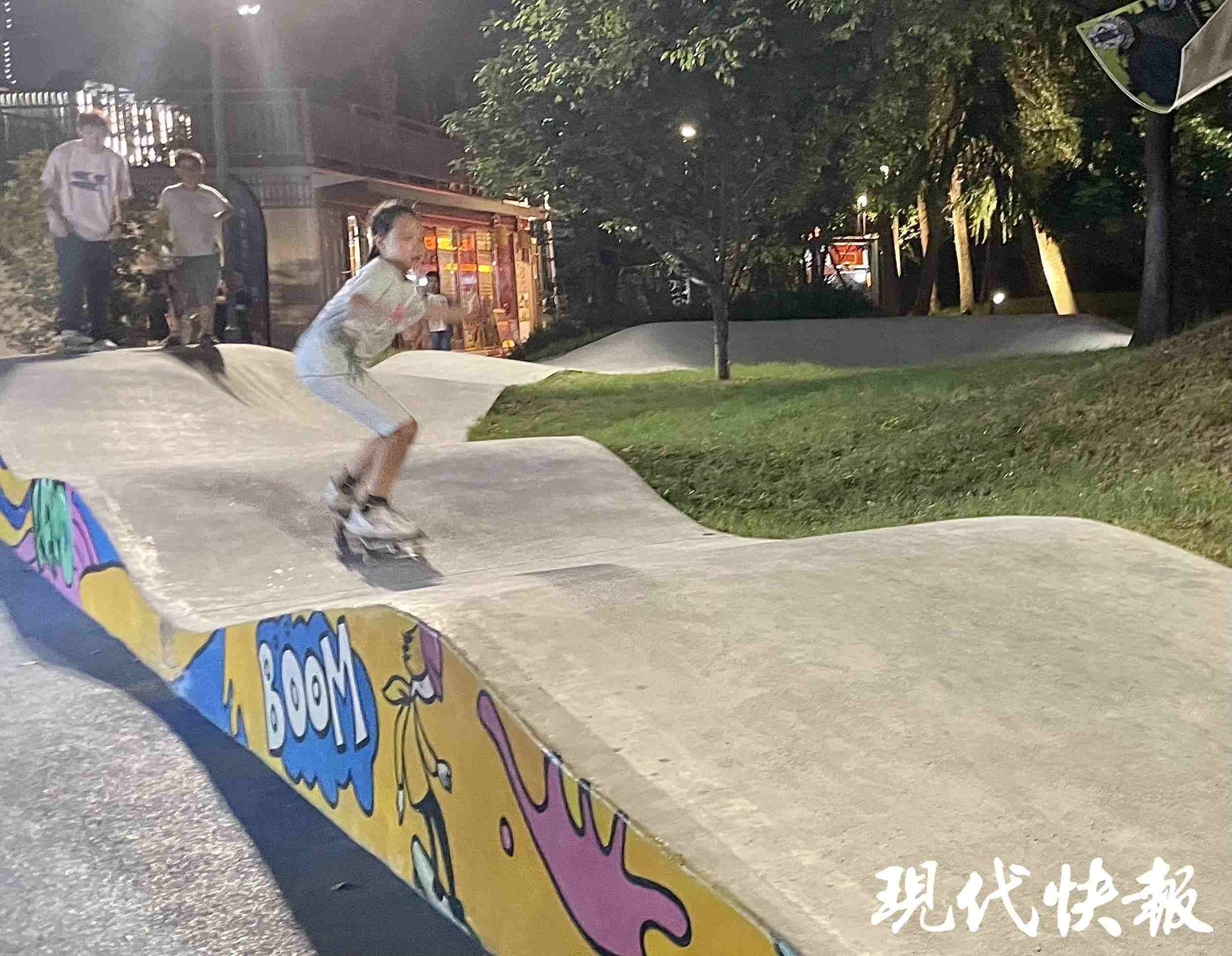 南京西城·夜未央的滑板場地上，一群青少年正在玩滑板