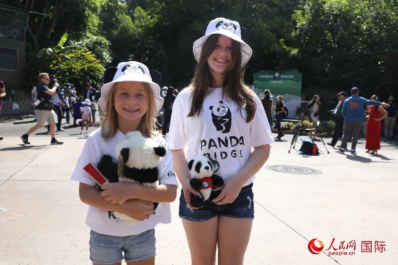 3、美國(guó)當(dāng)?shù)卦S多民眾來圣迭戈動(dòng)物園看熊貓。 人民網(wǎng)記者 李志偉攝