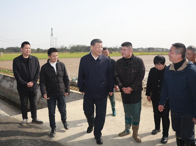 2024年3月19日，習(xí)近平總書記在湖南常德市鼎城區(qū)謝家鋪鎮(zhèn)港中坪村，同種糧大戶、農(nóng)技人員、基層干部親切交流。