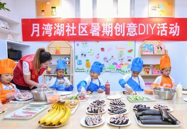 漯河市月灣湖社區(qū)青少年活動室里，志愿者教孩子們做手工。 齊國霞攝