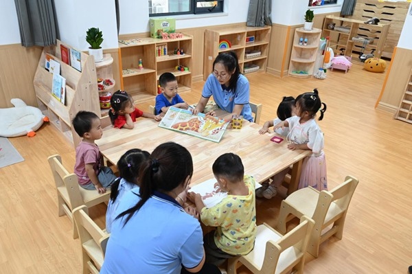 鄭州市金水區(qū)杜嶺街道工會專門開設了低幼兒童托管班。人民網(wǎng)記者王玉興攝
