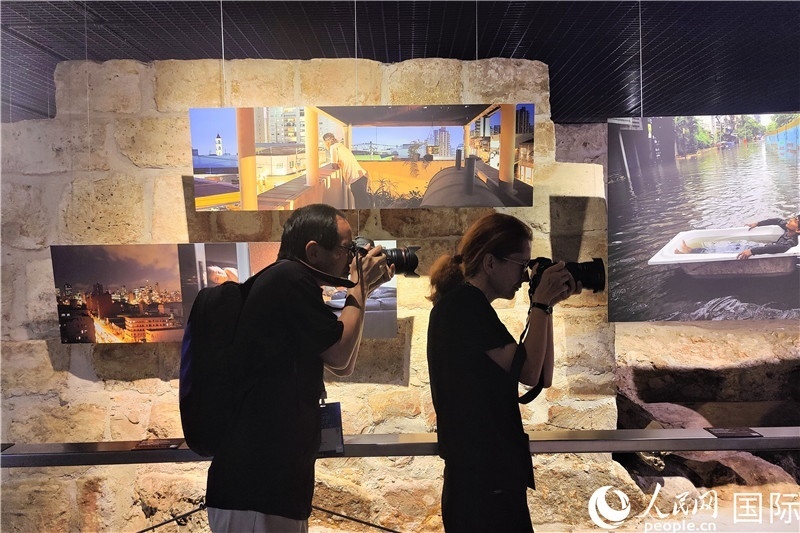 金磚國(guó)家城市主題攝影展現(xiàn)場(chǎng)。 人民網(wǎng)記者 于宏建攝