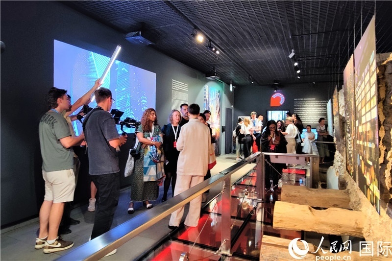 金磚國(guó)家城市主題攝影展現(xiàn)場(chǎng)。人民網(wǎng)記者 于宏建攝