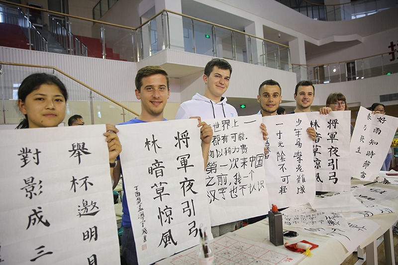 2017年6月5日，來自青島大學和中國石油大學（華東）的外國留學生在展示現(xiàn)場完成的書法作品。