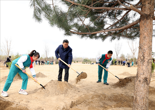 2022年3月，習(xí)近平總書(shū)記來(lái)到北京市大興區(qū)黃村鎮(zhèn)參加首都義務(wù)植樹(shù)活動(dòng)，同大家一起植樹(shù)。新華社記者 黃敬文 攝