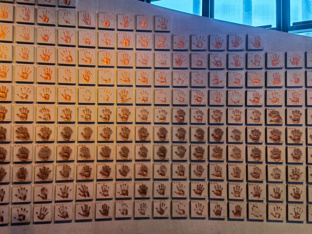 圖為侵華日軍南京大屠殺遇難同胞紀(jì)念館“三個(gè)必勝”展廳排列的648個(gè)鮮紅的手?。ň植浚?。新華社記者 邱冰清 攝