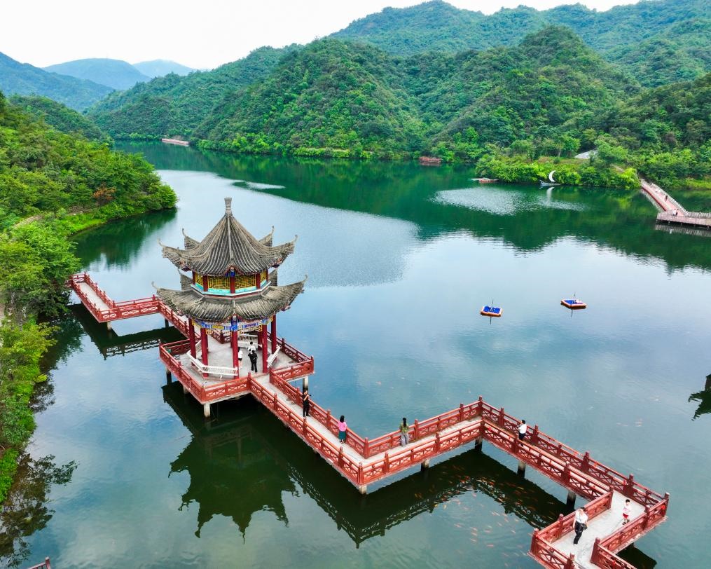 2024年8月11日，游客在湖南省雙牌縣陽明山國家森林公園萬和湖休閑游玩。新華社發(fā)（周秀魚春攝）