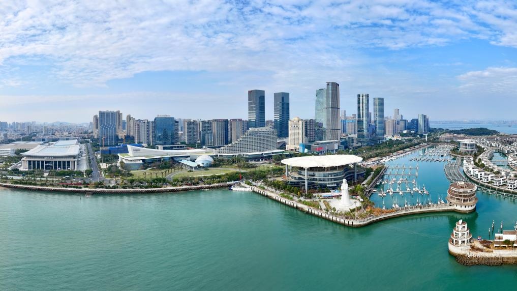 2024年1月24日拍攝的廈門國際會議中心、環(huán)島路一帶濱海城市景觀。新華社記者姜克紅攝