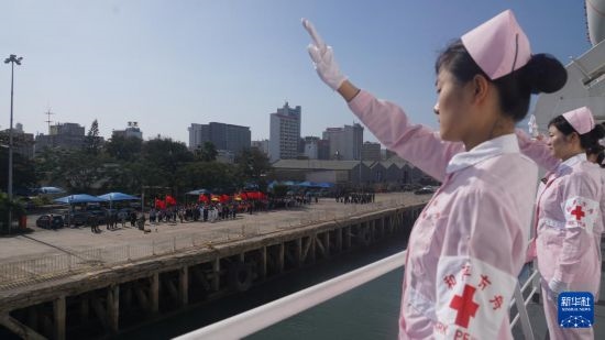 當?shù)貢r間8月16日上午10時許，執(zhí)行“和諧使命-2024”任務的中國海軍“和平方舟”號醫(yī)院船圓滿結束對莫桑比克的訪問，駛離馬普托港，前往本次任務第五站南非。新華社發(fā)（曹春耀 攝）